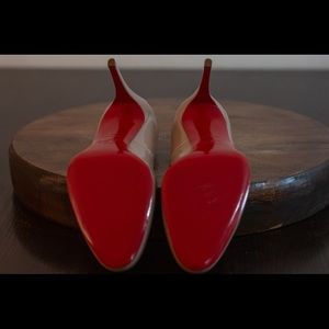 Christian Louboutin
Simple Patent Leather Pumps